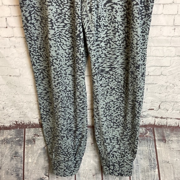 Athleta Salutation Joggers Ocelot Spot Print Blue Green Animal Print L Workout - Picture 5 of 13